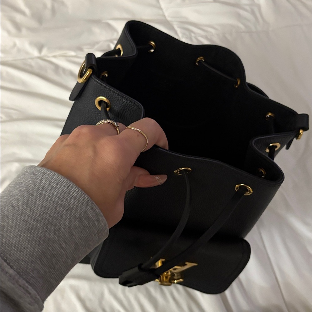 Louis Vuitton Lock Me Bucket bag - Picture 10 of 14